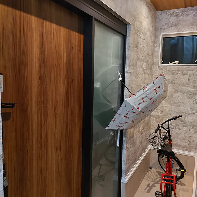 Entrance,100均,フィルムリングフック,フィルムシート,濡れた傘の一時置き場,玄関引戸,自転車は屋内に,石壁風壁紙 Maroの部屋