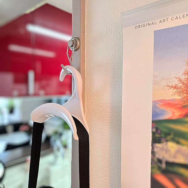 Kitchen,観葉植物,ダイソー,グリーン,百均,癒し,マンション,エコバッグ,セリア,キッチンカウンター,赤いキッチン,3LDK,便利グッズ,バッグハンガー,LIXILキッチン,人造大理石シンク,ドウダンツツジ,ドア枠,買い物バッグ,ネオジム磁石フック,カバンの置き場所,人造大理石ワークトップ,持ち手に付けるキーホルダー love1017の部屋