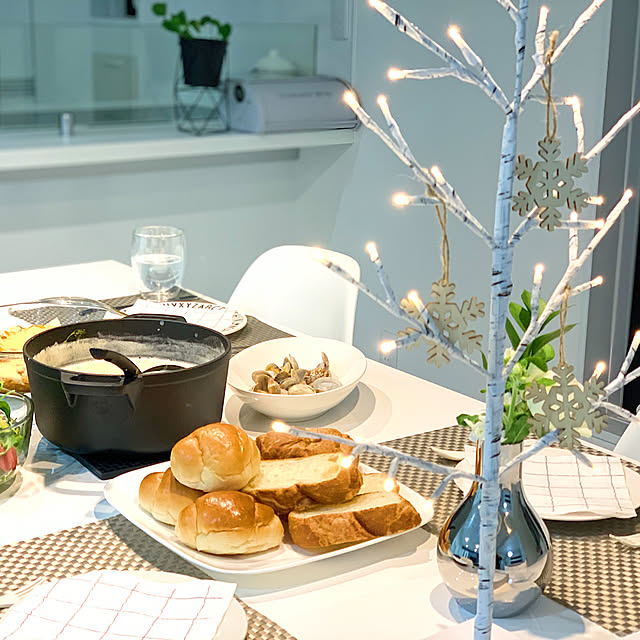 イオン・モニター,ホームコーディ,HOME COORDY,クリスマス,テーブルコーディネート,ホワイトハウス,ミニマル,シンプル,クリスマスディスプレイ,白黒インテリア,ホーロー鍋,モノトーン,白,モノトーンインテリア,ホワイトインテリア,クリスマスツリー,モダン インテリア mari.s.homeの部屋