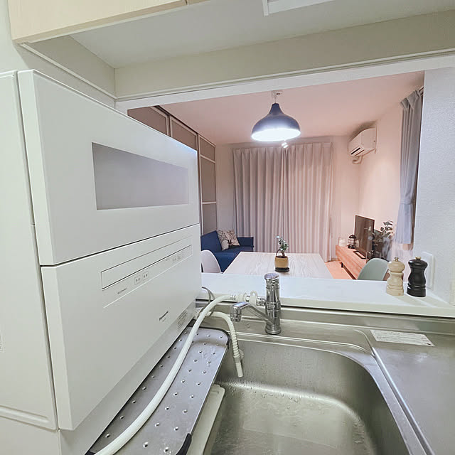 ソファ,ペンダントライト,ダイニングテーブル,パナソニック食洗機,賃貸,IKEA,イケア,二人暮らし,フラワーベース,テレビボード,リビング,フェイクグリーン,カーテン,花瓶,テレビ台,スポットライト,Kitchen favofullの部屋