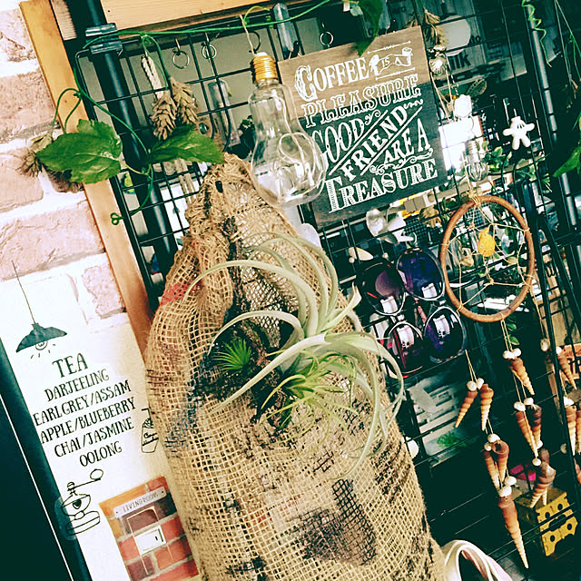 Lounge,ダイソー 麻袋,男前に憧れる,男前もかわいいも好き♡,グラサン,一人暮らし,茶色が好き,いいね、フォロー本当に感謝デス☺︎,電球型ボトル,パーテーション,ニトリ NaGi.の部屋