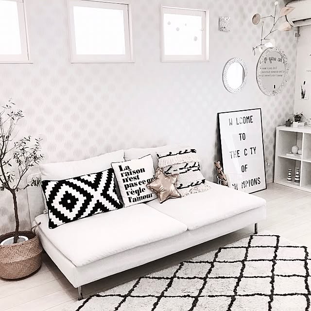 Lounge,星,クッション,playtype,IKEA,くつろぎ空間,白が好き,モノトーン,ベニワレン風,ラグ,lpln,シェルフ,窓枠DIY,B-COMPANY,フランフラン,壁掛けミラー,シーグラスバスケット,オリーブの木,ポスター,2017.7.9,北欧 Merrydayの部屋