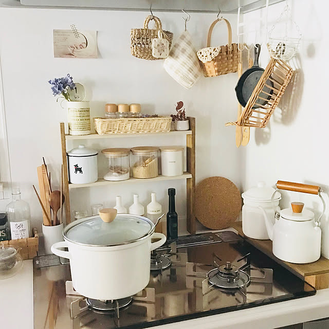 Kitchen,mio_ibuちゃんのリメ缶,mio_ibuちゃんの作品,shushumama さんのポットマット,shushumamaさんの作品,ニトリのキャニスター,セリアの調味料入れ,ダイソーの調味料入れ,調味料ラックDIY,ニトリのホーロー鍋,ニトリのオイルポット,コンロ周りディスプレイ,コンロ周り,10分でできる,シンプルインテリア,ナチュラルインテリア,インターデコハウス,カゴが好き,ホーローが好き,白が好き,ミンネ販売中,プロフィールからminneいけます akiraの部屋