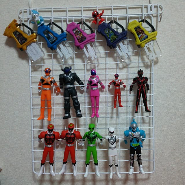 Lounge,仮面ライダー,エグゼイド,ブレイブ,ウルトラマン,ジュウオージャー,２歳児,ソフビ,飾る,見せる,ガシャット,子供がいる家,100均,スーパー戦隊,ワイヤーネット,バーフック,結束バンド,戦隊物,男の子,キュウレンジャー,子供と暮らす saraの部屋