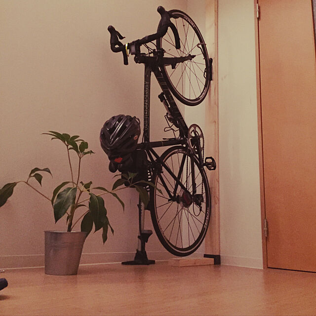 駐輪スペースは外でも中でもok 自転車の置き場所アイデア Roomclip Mag 暮らしとインテリアのwebマガジン