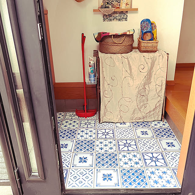 IKEAのカゴ,すのこ棚DIY,玄関床リメイク,SHEIN,タイルシート,Entrance jijiの部屋