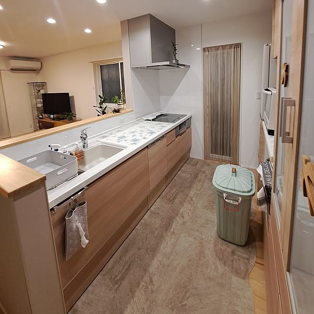 Kitchen,キッチン,子供のいる暮らし,建売り一戸建て,こどものいる暮らし,いぬのいる暮らし,家具付き建売,建売りでも居心地よく♡,ディスプレイ,北欧インテリア,観葉植物のある暮らし,たな 収納,ダウンライト,間接照明のある暮らし,ぬくもりのあるモノトーン mihiroの部屋