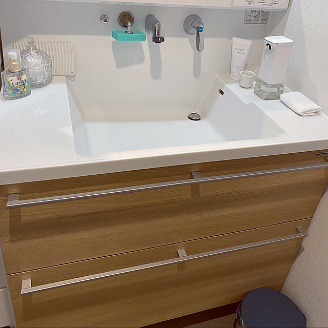 踏み台バケツ,ガラスキャニスター,劇落ちくん入れ,ソープディスペンサー 電動,洗濯板,無印良品,石鹸,ウタマロ石鹸,洗面所,こどもと暮らす。,男の子と暮らす。,戸建て,サンゲツクロス,Bathroom,オムニウッティ pipikapiの部屋