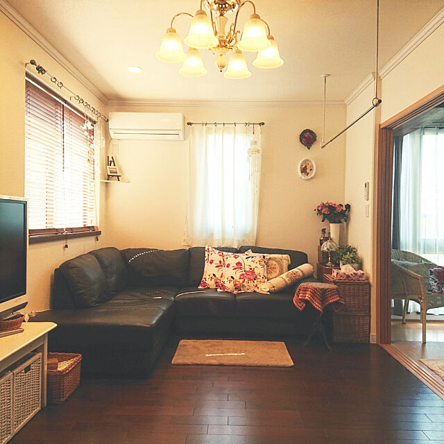 Lounge,リビングルーム,シャンデリア,ソファー,ソファー周り,コーナーソファー sakusakuの部屋
