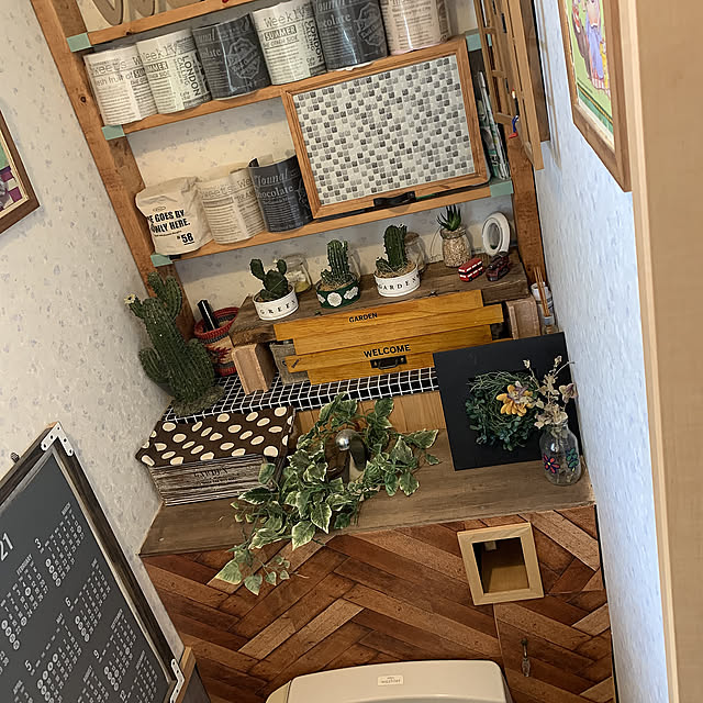 壁紙も貼りました,トイレはdiy沢山,タンクレス風トイレDIY,クリアファイル,ペーパーナプキン,トイレットペーパーホルダー,ラブリコでDIY,コレ、DIYしたよ！,Bathroom,スノコ解体して扉に,100均DIY,ヘリンボーン Fumiの部屋