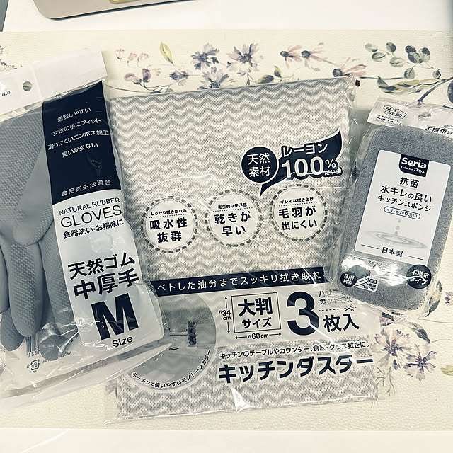 Kitchen,ゴム手袋,キッチンダスター,スポンジ,セリア,ホワイトインテリア,白が好き♡,ホワイト×グレー,すっきり暮らす,中古一戸建て,居心地良く♡,いつも笑顔で,グレーも好き♡ mieの部屋