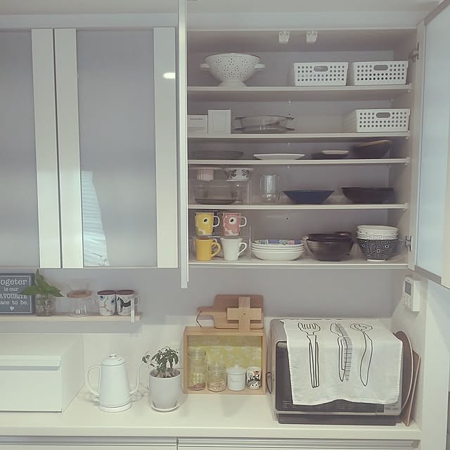 Kitchen,食器棚,食器,お皿,清潔感,使いやすく,暮らしを楽しむ,楽しく暮らす,心地よい暮らし,心地よい空間,心地よい住まい,心地よい場所,観葉植物,ホワイト,ホワイトインテリア,吊り戸棚,吊り戸棚収納,2軍,2軍食器 tan5の部屋