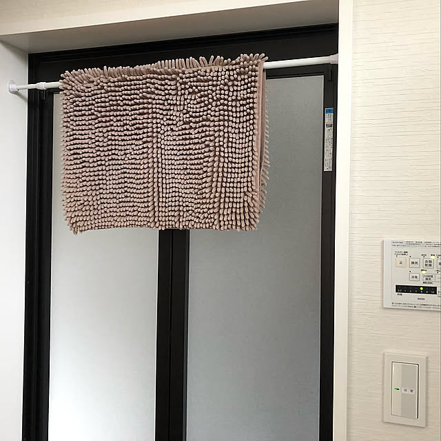 ワッツ,スッキリ折戸,TOTOサザナ,つっぱり棒用ずれ防止マット,バスマットは毎日洗う,バスマット収納,バスマット掛け,突っ張り棒,つっぱり棒,百均,マイホーム,ニトリ,ノーブルホーム,新居,インスタ yuminne_2000,ふたり暮らし,インスタやってます,整理整頓したい,Bathroom love_january24の部屋