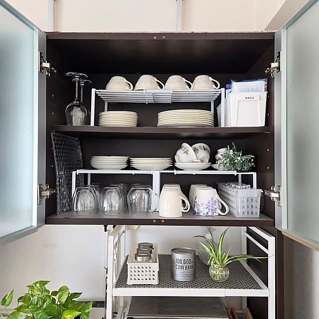 観葉植物,グリーン,食器棚,ダイニング,マンション,フェイクグリーン,カップボード,隙間収納,カップ＆ソーサー,ガラスの器,整理収納,カップボードの上,ケーキ皿,ボダムダブルウォールグラス,伸縮ラック,ナハトマン ボサノバ,スライドラック,ノリタケマグカップ,抗菌滑り止めシート,伸縮フリーラック,ニトリ滑り止めシート,ウェッジウッド　フェスティビティ,ナハトマンスクエアプレート,KINTOガラスマグカップ,Kitchen,出しやすい収納 love1017の部屋