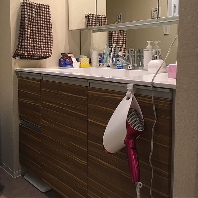 Bathroom,紙コップ,歯ブラシ,歯磨き粉,パウダールーム,洗面所,珪藻土コースター,珪藻土,ドライヤーの収納,ドライヤーホルダー,ナノイー,ドライヤー,歯ブラシ立て,歯ブラシスタンド,キャンドゥ,Can★Do,Can☆Do,100均,雑貨,off&on y.murasyの部屋