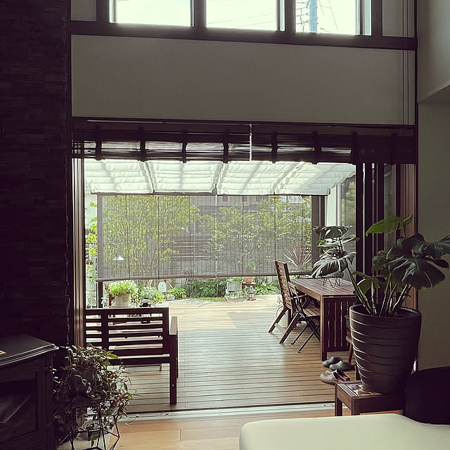 Lounge,夏の暮らし準備,吹き抜けリビング,日除けシェード,窓から見える景色,緑のある暮らし,季節を感じる暮らし,テラス屋根,別荘風,開放感のある家,庭のある暮らし,庭,すだれ,モンステラ,山岳リゾート,無垢の床,オープンウィン,ウリン材のウッドデッキ,自然素材の家,薩摩霧島シラス壁,木製ブラインド,グリーン,ガーデニング maimai0110の部屋