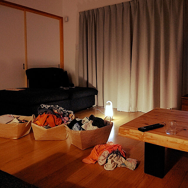 Lounge,夜家事,小さい明かりで,テレビ見てしまう,かごで仕分ける,子ども達の洗濯物,無印良品カーテン,かご mimimoの部屋