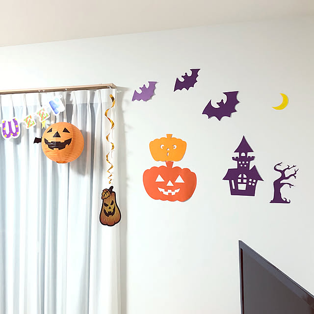 On Walls,画用紙,ハロウィン,リビングの一角,リビングダイニング,子どもと暮らす,すっきり暮らしたい,ダイソー,100均,リビング,窓 saaabonの部屋