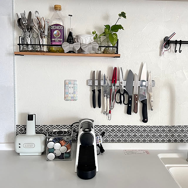 Kitchen,白いキッチン,ナイフラック,ウォールシェルフ,キッチン収納,我が家のキッチンは壁向き,壁付けキッチン,キッチン,壁面収納 yopinの部屋