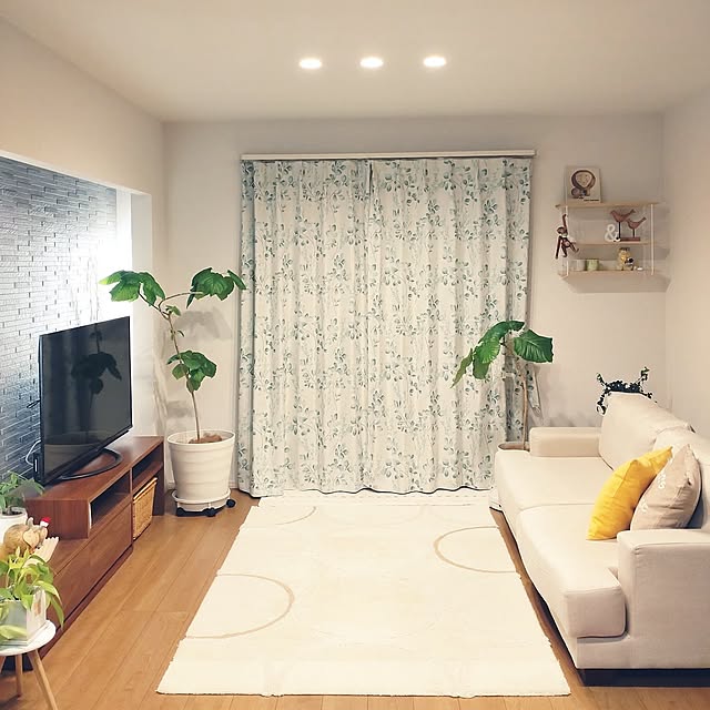 Lounge,お部屋を広く見せる工夫,観葉植物,北欧,間接照明,ラグ,テレビ台,エコカラット,テレビ周り,北欧雑貨,ウンベラータ,ラグマット,リサ・ラーソン,暮らしを楽しむ,テレビボート,かご収納,テレビボード周り,楽しく暮らす,心地よい暮らし,落ち着いた空間,ソファー,カーテン,クッション,癒し,ソファーまわり,NITORI,LABRICO,LABRICO 棚,白くま貯金箱,広く見せる tan5の部屋