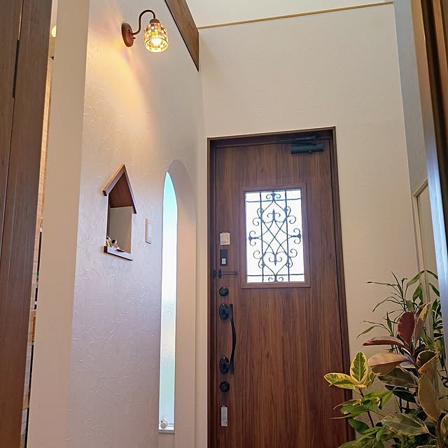 Entrance,玄関,マイホーム記録,日々の暮らし,居心地の良い暮らし,子どものいる暮らし,暮らしのひとコマ,歳の差兄弟,男の子4兄弟,LIXIL,LIXIL玄関ドア,オーデリック,ブラケットライト,R垂れ壁,観葉植物 ri-eの部屋
