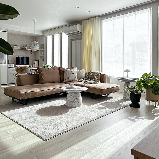 Lounge,北欧雑貨,北欧インテリア,ferm LIVING プランター,観葉植物のある暮らし,観葉植物,モーダエンカーサ　テーブル,リビングテーブル,ラグマット,フクラのソファ,HUKLAソファ,HUKLA カストール,ソファ,リビングインテリア,living room,リビング,平屋暮らし,ig→sh.atyou,楽天ROOM→LOVE YOU sh.atyouの部屋