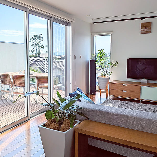 Lounge,日の光,2階リビング,窓辺,ウッドデッキ,バルコニー,YKK AP,大開口,窓,ベランダガーデン,くつろぎ空間 gooskaの部屋