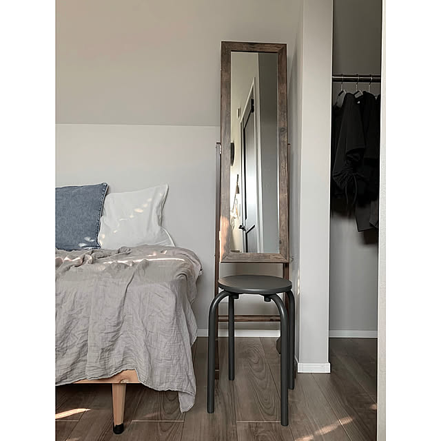 Bedroom,コンパクト,無印良品,スツール,寝室,全身鏡,ウッドブラインド,ウォークインクローゼット,全身ミラー,鏡裏収納,スタッキングスツール,炭八 Dublingoの部屋