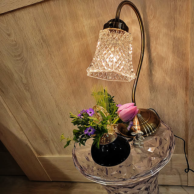 フレンチシック,カフェ風,お花,スツール,ガラスのランプ,B-COMPANY,ホワイトオークの建具,うさぎの置物,テーブルランプ,Bedroom berryberryの部屋