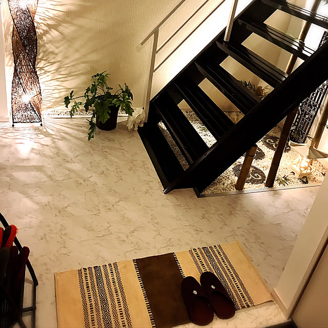 Entrance,鉄骨階段,ライン照明,スリッパ収納,スリッパ,灯篭,フェイクグリーン,ステップストーン,バリ雑貨,坪庭風,玉砂利,玄関マット,スケルトン階段,リゾート風,バリリゾート,アジアン雑貨,ホテルライク,リゾートホテル,観葉植物,アジアンテイスト,バリ,バリ風,間接照明,アクセント壁,ronmaruちゃん♡,キリムラグ,階段 yukikoの部屋
