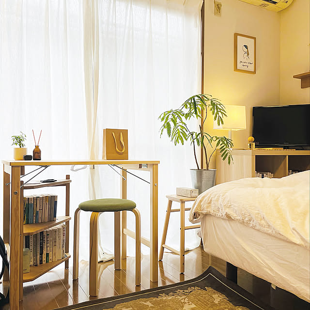 シンプルな暮らし,小物インテリア,ナチュラル,癒し,リモートワーク,オーク材,無印の棚,イデー,IKEA,明るい部屋,丁寧な暮らし,ペンダントランプ,ドライフラワー,観葉植物,一人暮らし,清潔感,ジャーナルスタンダードファニチャー,賃貸インテリア,無印のテーブル,緑のある暮らし,IDEE,無印良品,ACME FURNITURE,シンプルライフ,テレワーク,照明,白いカーテン,カフェ風インテリア,My Desk Kazuki___roomの部屋