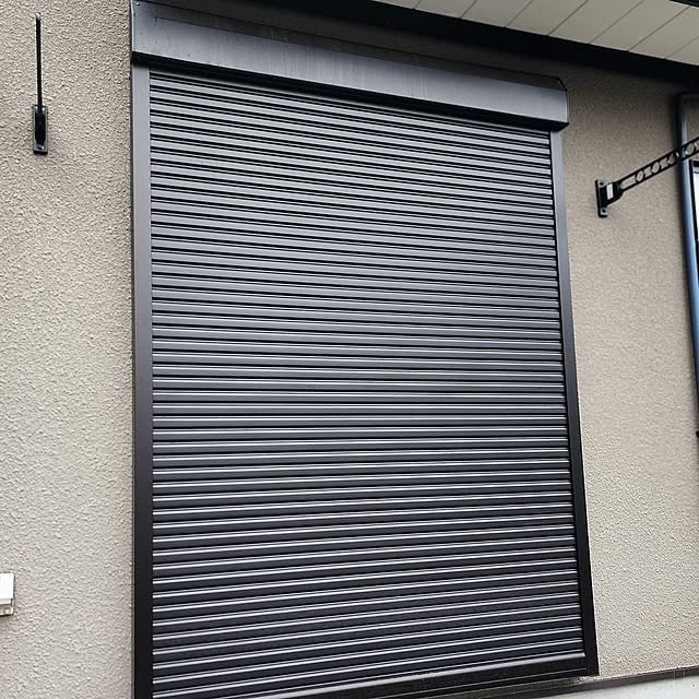 On Walls,災害対策,雨戸,シャッター,シャッター窓,シャッタータイプの雨戸,シャッター雨戸,電動シャッター,風雨,防音,防音性,YKKap 75の部屋