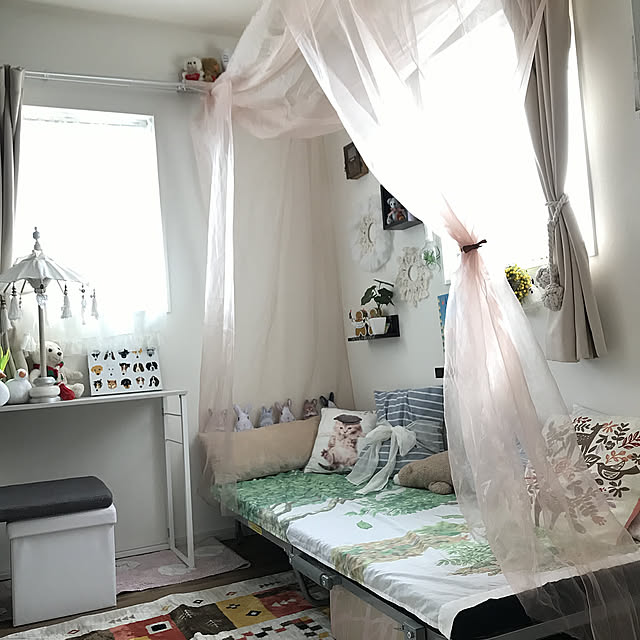 自作天蓋,ファブリックパネル,パユン,カーテンをベッドカバーに❣️,スツール,フェリシモダンボール,ダンボール,壁掛け飾り棚,クッション,折りたたみテーブル,ニトリラグ,ニトリベッド,3畳,子供部屋,小さなお部屋,Bedroom,壁掛け収納,カーテンレール上棚,ベッド下活用,びっくりカーテン bonapetiの部屋