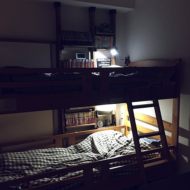 Bedroom,ディアウォール本棚,BOOKシェルフ,ディアウォール棚,ディアウォール DIY,ディアウォール,二段ベッド,クリップライト,賃貸暮らし,賃貸,暮らし,すっきりとした暮らし tocotoco.10の部屋