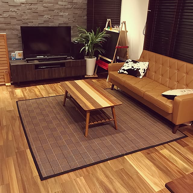 Lounge,折りたたみテーブル,エコカラット,竹ラグ,アカシアの床,カリモク60 3104の部屋