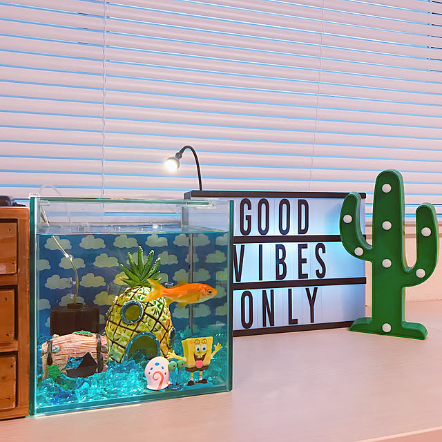My Desk,ダイソー インテリアクラッシュストーン,クラッシュストーン,ブラインド,jansjo,IKEA USBライト,IKEA ライト,スポンジボブ,ダイソー,coucou,オーサムストア ライトボックス,オーサムストア,マーキーライト,ライトボックス,金魚水槽,金魚,水槽,IKEA yukariの部屋