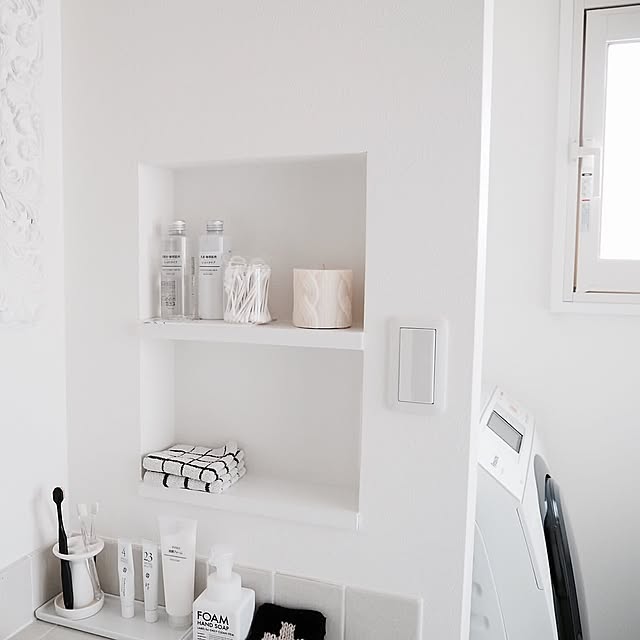 Bathroom,モノトーン,ニトリ,洗面所,タオル,ハンドソープ,ニッチ,仕切り壁,ドラム式洗濯機,アクリルたわし,無印良品,歯ブラシスタンド,アロマキャンドル,白が好き,いいね&フォローありがとうございます☆ mariの部屋