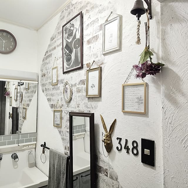 On Walls,アクセントクロス,リメイクシート,リメイクシート レンガ,リメイク,漆喰の壁,漆喰壁DIY,100きんのフレームたち,のり付き壁紙 saayaの部屋