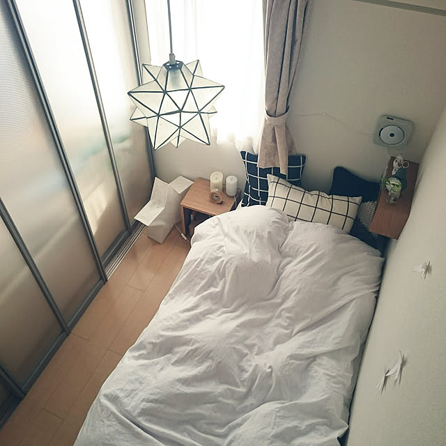 Bedroom,無印良品,一人暮らし,ペンダントライト,照明,ナチュラル,クッション,無印良品ベッド,イケア,イケア　照明,無印良品 壁に付けられる家具,CDプレーヤー,ニトリのクッションカバー,サイドテーブル,アロマディフューザー,ロフトのある部屋 tomokomoの部屋