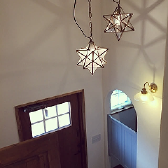 Entrance,ペンダントライト,ブラケットライト,ブルーグレー,ディクラッセ,パタパタ扉,ウエスタンドア,シューズクロークの扉,玄関ドア,玄関,ナチュラル,雑貨,漆喰壁 spicaの部屋