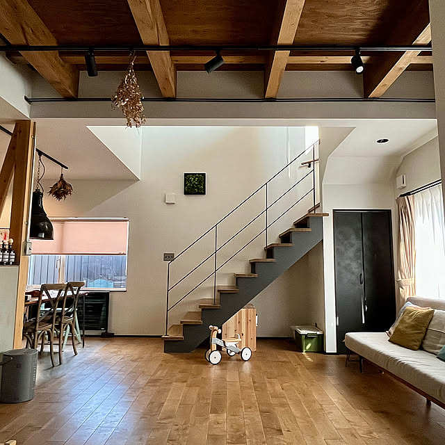 Lounge,無垢床,吹き抜け,梁みせ天井,ナチュラル,インダストリアル kokonanaの部屋