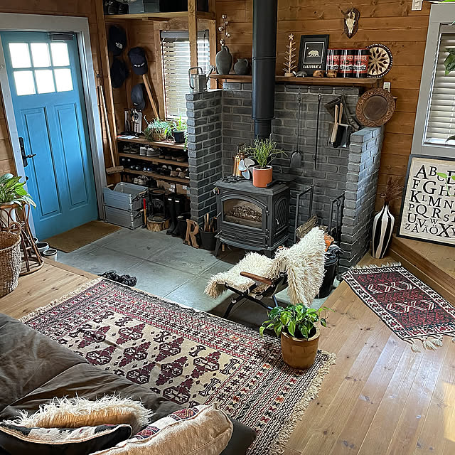 Lounge,ラグ,ナチュラル,アンティーク,ログハウス,ナチュラルインテリア,薪ストーブ,アンティーク雑貨,木の家,ベスの家,無垢の家,薪ストーブのある暮らし,ヴィンテージラグ,リラックス空間,BEESの家,カントリーログハウス,ヴィンテージインテリア,ベス,わが家の暖房器具・ストーブ,木のぬくもり,ファイヤーサイド,おうちアウトドア,薪ストーブのある家 k.asahi0530の部屋