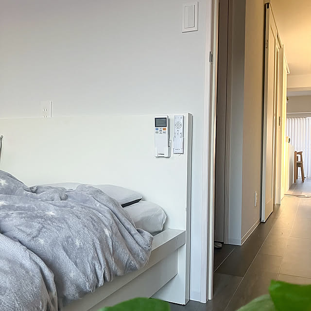 Bedroom,インスタ→ _sara_new_life,モニター商品,モニター投稿,3M,浮かせる収納,リモコン収納,寝室収納,コマンドファスナー,スリーエムジャパン株式会社,スリーエム,新生活フェス2025,小物固定,壁紙には取りつけられません Saraの部屋