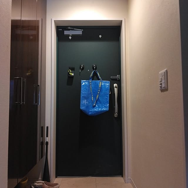 Entrance,わが家のドア,マンション,子どもと暮らす,いいね&フォローありがとうございます☆,イベント参加,玄関ドア,裏はマグネット,エコバッグイケヤ,ドアストップ,印鑑置き場,100均,CAINZのほうき,必須アイテム,直ぐ取り出せる tomo3の部屋