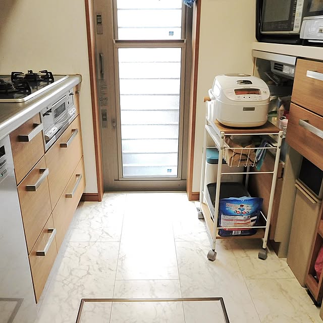 ごみ箱,炊飯器置き場,引き戸の勝手口,カウンター,スライド式家電棚,野菜ストッカー・野菜置き場,DAIKEN,大理石調,ビアンコ柄,化粧床材,Kitchen,キッチンワゴン yasu10の部屋