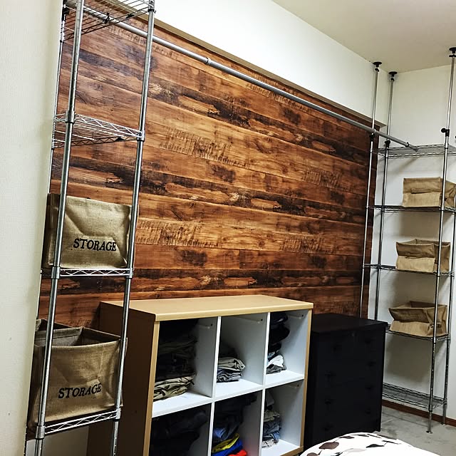 Bedroom,雑貨,壁紙屋本舗,寝室 壁,寝室,木目,三日月百子,男前化計画,男前,見せる収納,スチールラック yokoの部屋