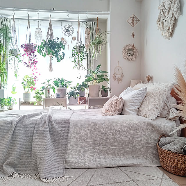 Bedroom,窓辺のインテリア,ひとり暮らし,URBAN GREEN LIFE,観葉植物のある暮らし,ボタニカルライフ,2023.2.20,窓辺のグリーン,ストロースター手作り,マクラメ編みDIY,手作り,ハンドメイド,ストロースター,飾り棚,トラディスカンティア・ゼブリナ,エレンダニカ,シッサス YuriYuriの部屋