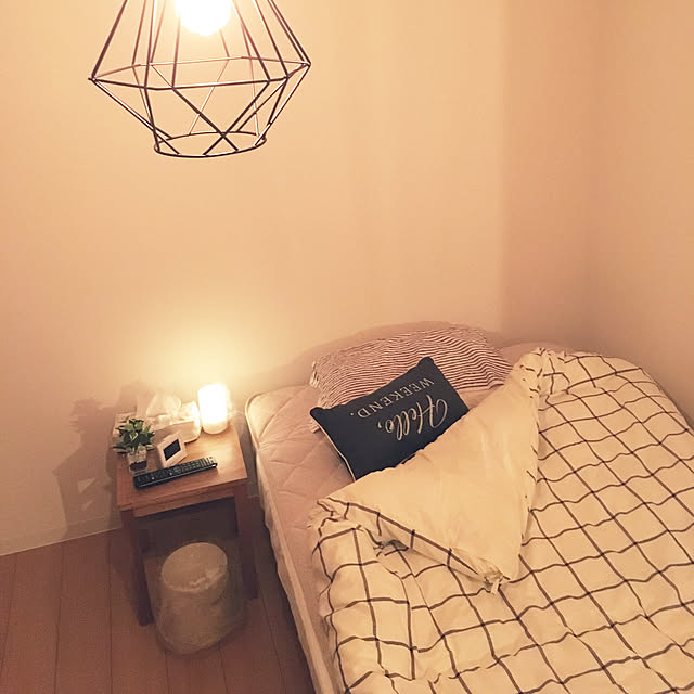 Bedroom,ラベンダーの香り,サイドテーブル,無印良品,観葉植物,ナチュラル,一人暮らし,ニトリ,フェイクグリーン,1LDK 1人暮らし,賃貸でも諦めない！,Nスリープ,アロマディフューザー,すのこベッド,グラフチェック柄,セミダブルベッド mimiの部屋