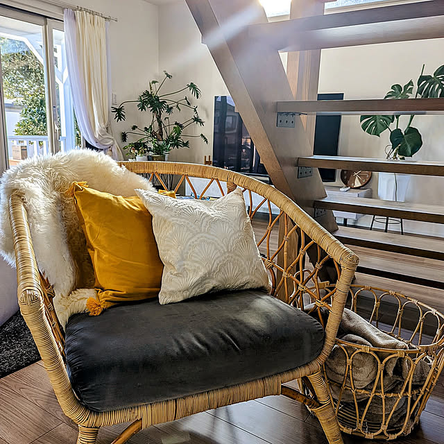 Lounge,幾何学模様,カバードポーチのあるお家,海を感じる家,レトロ,アンティーク風,カントリーインテリア,吹き抜けリビング,海外インテリアに憧れる,グリーンのある暮らし,海を感じるインテリア,イケア,サーファーズハウス,アンティーク,西海岸風,グレーインテリア,海外風インテリア,オープン収納,2階建て,格子窓,スケルトン階段,ソファ,ニトリのクッションカバー 310310の部屋