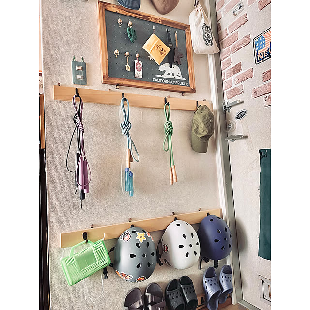 Entrance,玄関収納,色違い,お揃い,男の子と暮らす,さりげなくディズニー,プチDIY,ベッドのすのこ,帽子掛け,ヘルメット,縄跳び,短縄,子どもと暮らす,ディズニー,エコバッグ,お出かけグッズ,スーパーマリオ,マリオ amelie1259の部屋
